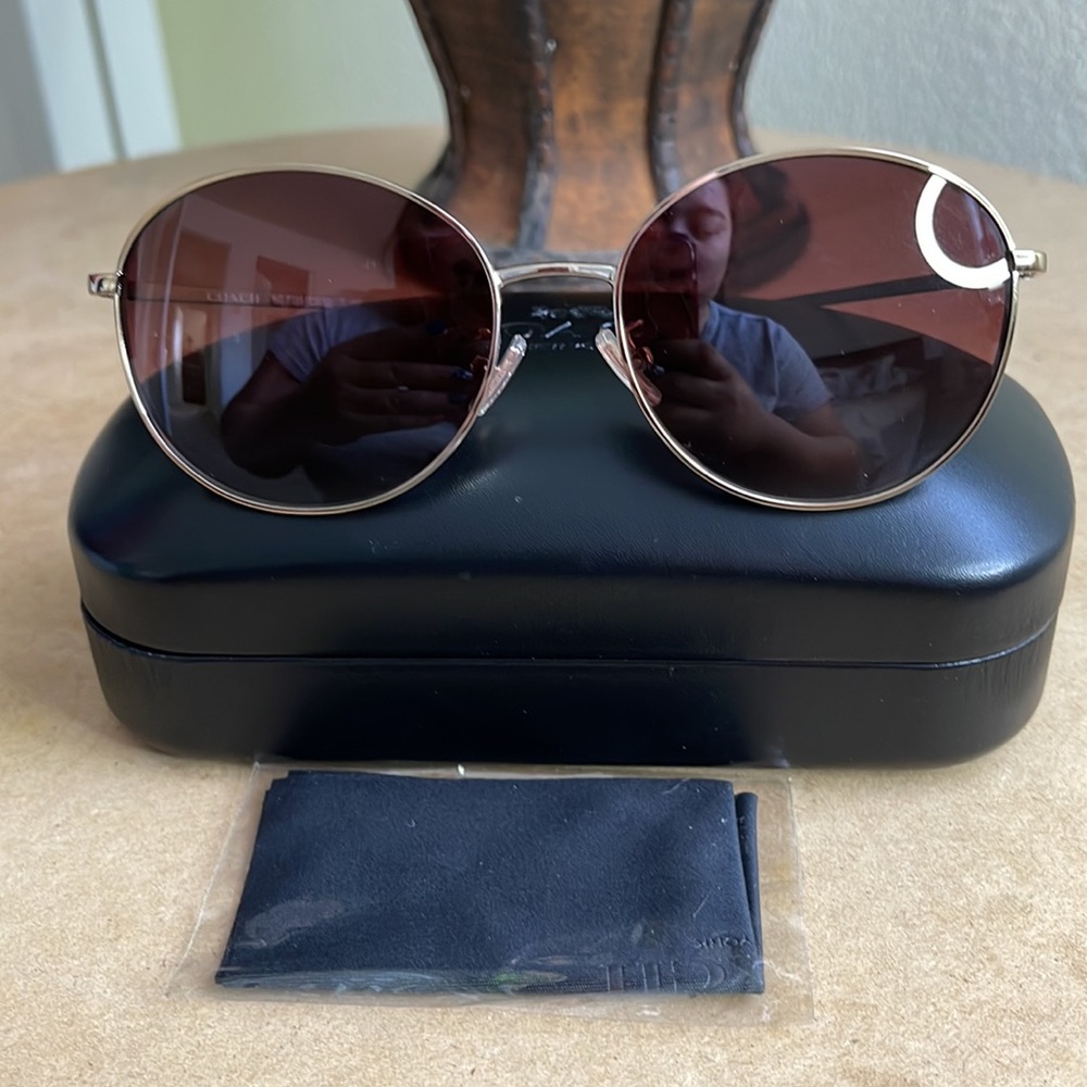 COPY - Coach women’s sunglasses - Picture 4 of 5
